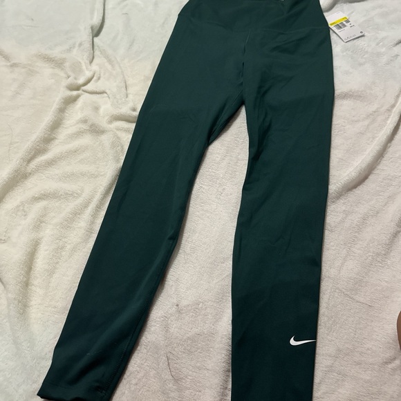 Brand new with tags green Nike shorts - Picture 1 of 3